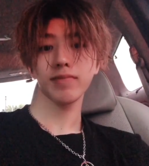 ikun是谁，你是ikun吗是什么意思（蔡徐坤录视频嘟嘴卖萌）