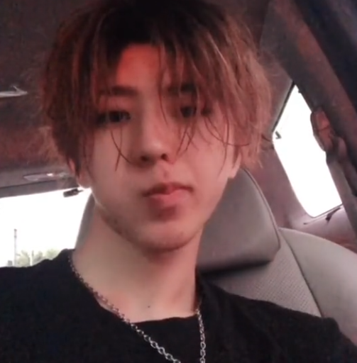 ikun是谁，你是ikun吗是什么意思（蔡徐坤录视频嘟嘴卖萌）