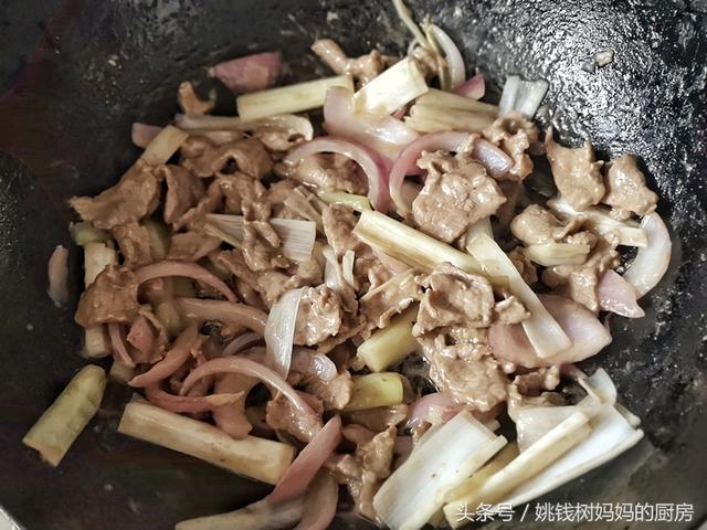 蒙古嫩牛肉怎么做，蒙古嫩牛肉怎么做才好吃（你炒出来的一样鲜嫩多汁味道好）