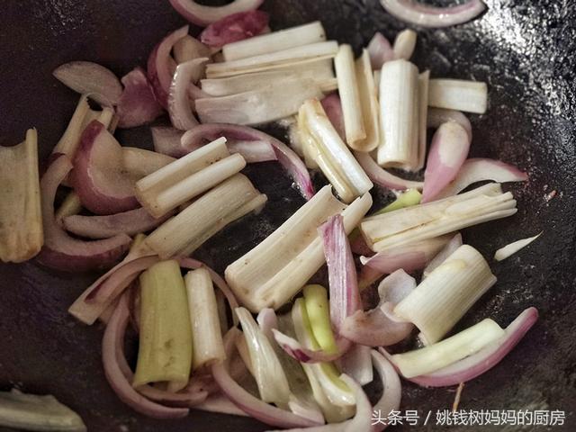 蒙古嫩牛肉怎么做，蒙古嫩牛肉怎么做才好吃（你炒出来的一样鲜嫩多汁味道好）