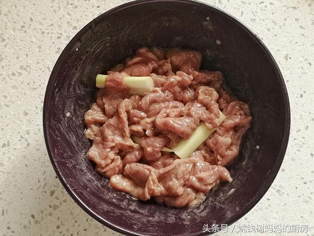蒙古嫩牛肉怎么做，蒙古嫩牛肉怎么做才好吃（你炒出来的一样鲜嫩多汁味道好）