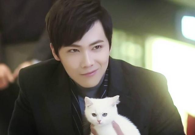 李弘基粉色头发现场，笑起来的时候感觉笑到我心里去了