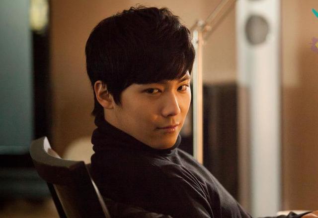 李弘基粉色头发现场，笑起来的时候感觉笑到我心里去了