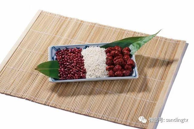 红豆薏米粉的功效，红豆薏米粉功效有哪些（送你一份红豆薏米粉祛祛体内的湿气）
