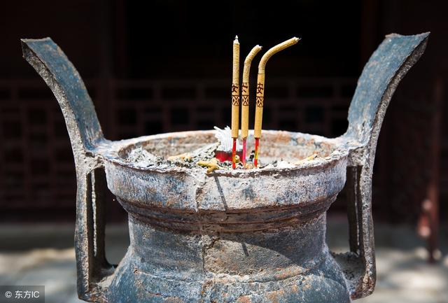 香灰怎么处理，香灰怎么处理最合适（香炉里面的香灰满了）