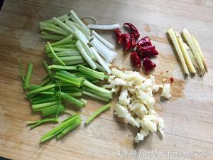 清蒸鳕鱼怎么做，怎么蒸鳕鱼好吃又简单（入口即化的清蒸鳕鱼）