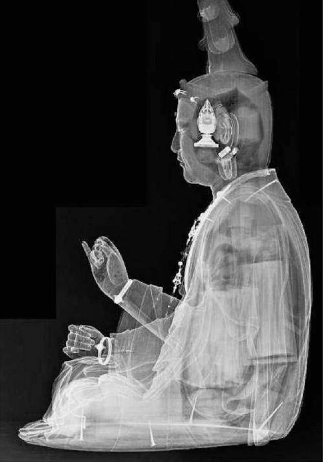 佛像装藏需要什么经文，佛像里装藏都装什么经（菩萨坐像中内藏百件文物）