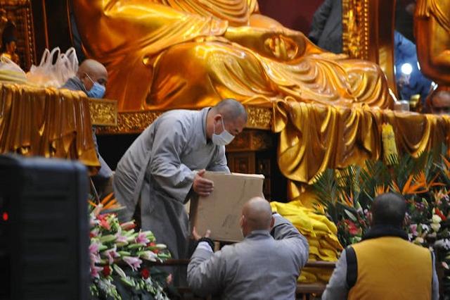 佛像装藏需要什么经文，佛像里装藏都装什么经（菩萨坐像中内藏百件文物）