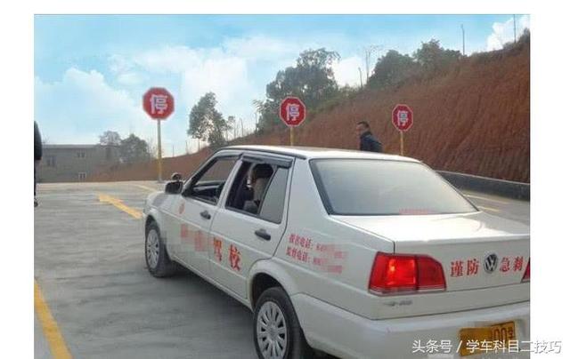 上坡定点看哪个点最准，科目二坡道定点停车这样看点最准确
