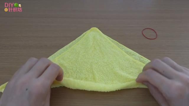 教你怎样用手帕折出只萌兔子,怎样用纸巾折兔子(用毛巾折出露牙齿的小