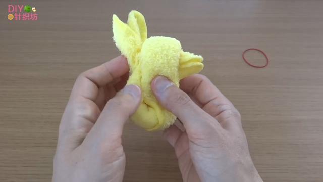 教你怎样用手帕折出只萌兔子,怎样用纸巾折兔子(用毛巾折出露牙齿的小
