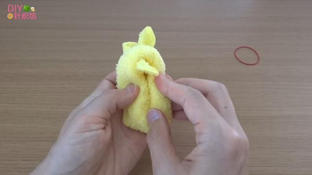 教你怎样用手帕折出只萌兔子,怎样用纸巾折兔子(用毛巾折出露牙齿的小