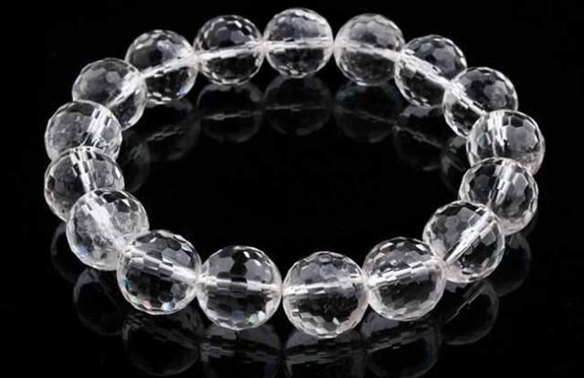 白水晶的功效与作用是什么，水晶球的作用与功效（夏日降温好搭档——白水晶）