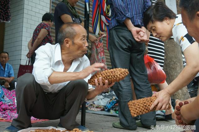 桃胡功效与作用，桃核手串多少颗最好辟邪（老农将山桃核编成保健枕）