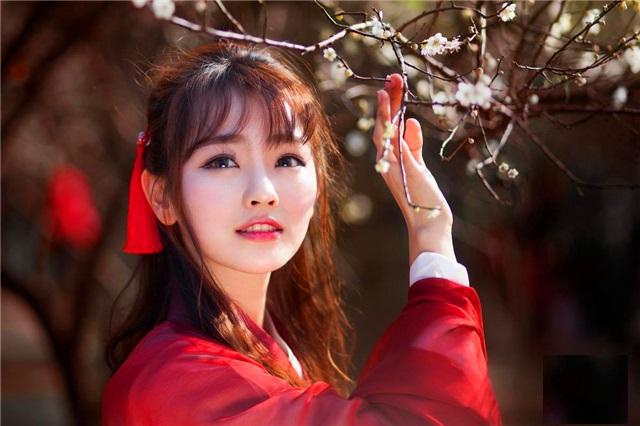 天涯何处无芳草的意思，天涯何处无芳草中芳草是什么意思（这么多年都用错了）