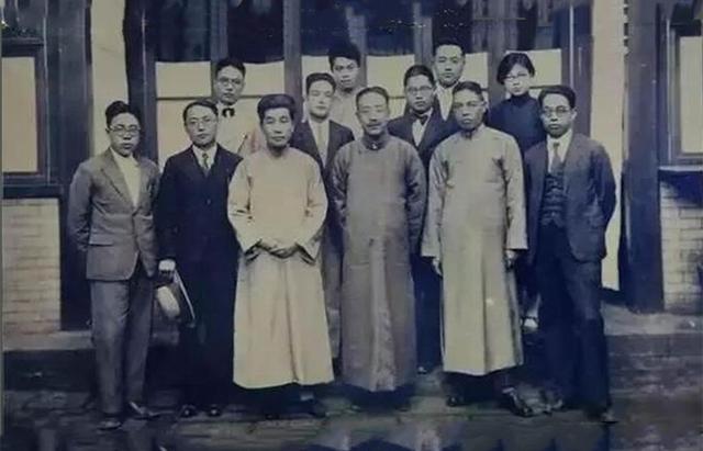高晓松出生在清华，外祖父母都是物理学家，母亲是梁思成的学生