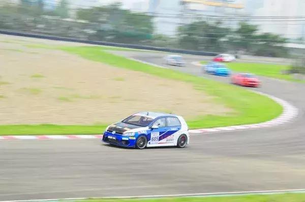 当职业赛车手的条件，职业赛车手的年龄要求（普通人如何成为一名赛车手）