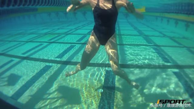 初学游泳怎么踩水，初学游泳怎么踩水视频教学（按照这个踩水视频教程）