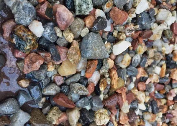 麦饭石是什么材料，麦饭石炒锅的骗局（捡这种沙子回来养花）