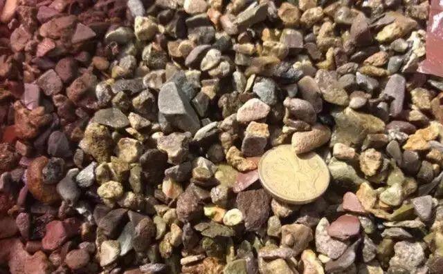 麦饭石是什么材料，麦饭石炒锅的骗局（捡这种沙子回来养花）