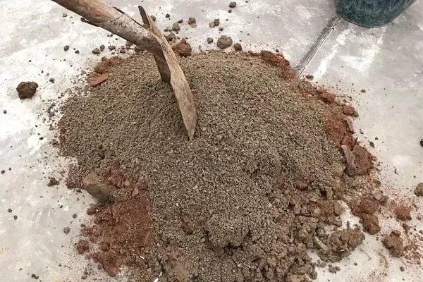 麦饭石是什么材料，麦饭石炒锅的骗局（捡这种沙子回来养花）