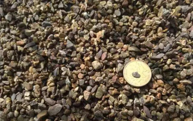 麦饭石是什么材料，麦饭石炒锅的骗局（捡这种沙子回来养花）