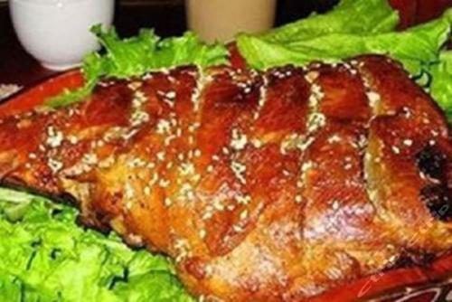 如何制作碳烤羊腿，烤羊腿的做法 木炭（炭火烧烤羊腿 做法及秘方分享）