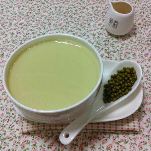 黑芝麻花生豆浆，黑芝麻黄豆花生豆浆的做法（孕妇这样喝豆浆营养又不腻）