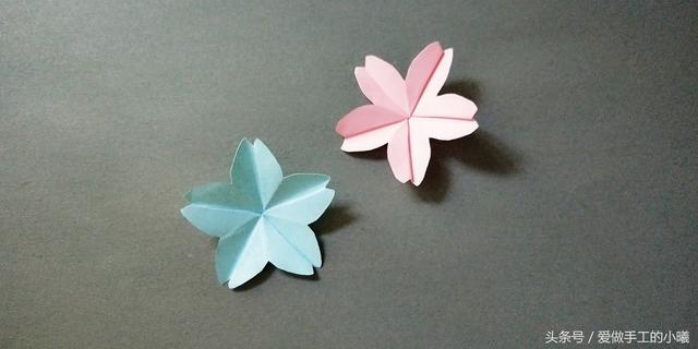 如何用彩纸折出一朵漂亮的荷花荷花的彩纸折法，简单折纸荷花的详细教程（漂亮花朵折纸合集）
