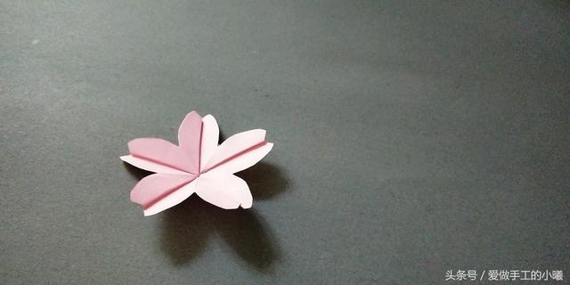 如何用彩纸折出一朵漂亮的荷花荷花的彩纸折法，简单折纸荷花的详细教程（漂亮花朵折纸合集）