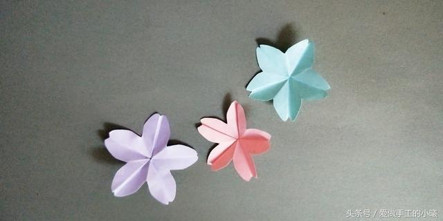 如何用彩纸折出一朵漂亮的荷花荷花的彩纸折法，简单折纸荷花的详细教程（漂亮花朵折纸合集）