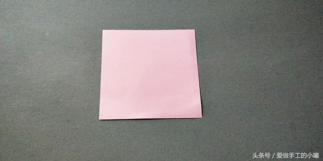 如何用彩纸折出一朵漂亮的荷花荷花的彩纸折法，简单折纸荷花的详细教程（漂亮花朵折纸合集）