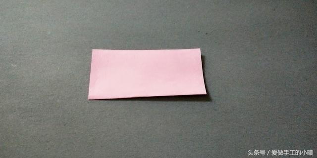 如何用彩纸折出一朵漂亮的荷花荷花的彩纸折法，简单折纸荷花的详细教程（漂亮花朵折纸合集）