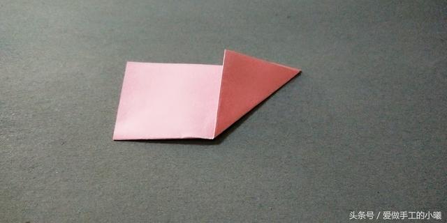 如何用彩纸折出一朵漂亮的荷花荷花的彩纸折法，简单折纸荷花的详细教程（漂亮花朵折纸合集）