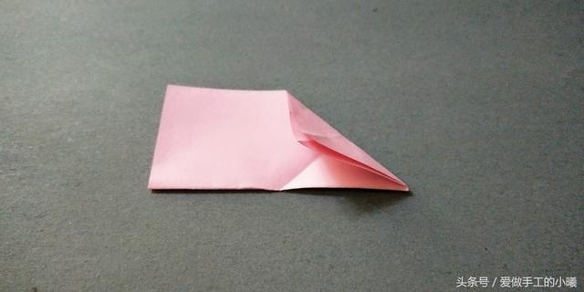 如何用彩纸折出一朵漂亮的荷花荷花的彩纸折法，简单折纸荷花的详细教程（漂亮花朵折纸合集）