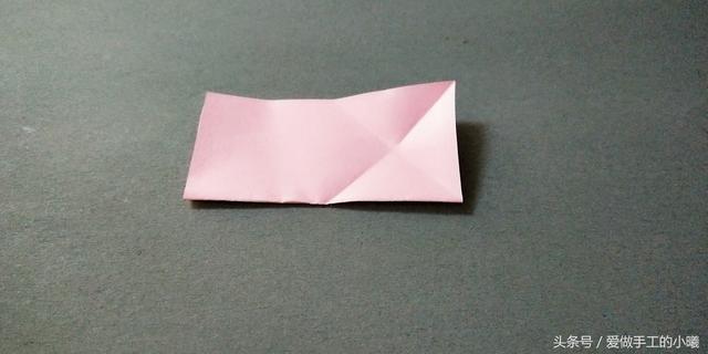 如何用彩纸折出一朵漂亮的荷花荷花的彩纸折法，简单折纸荷花的详细教程（漂亮花朵折纸合集）