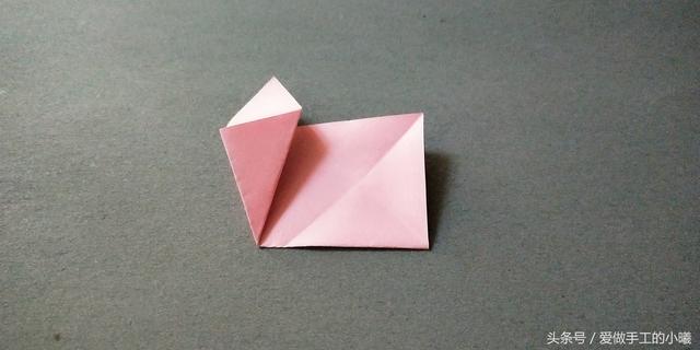 如何用彩纸折出一朵漂亮的荷花荷花的彩纸折法，简单折纸荷花的详细教程（漂亮花朵折纸合集）