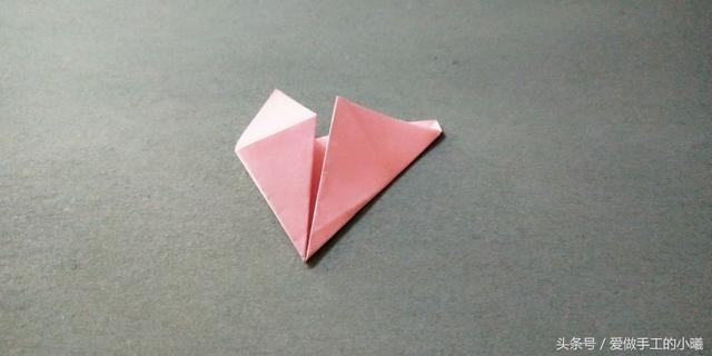 如何用彩纸折出一朵漂亮的荷花荷花的彩纸折法，简单折纸荷花的详细教程（漂亮花朵折纸合集）