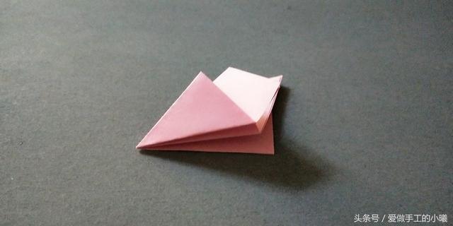 如何用彩纸折出一朵漂亮的荷花荷花的彩纸折法，简单折纸荷花的详细教程（漂亮花朵折纸合集）