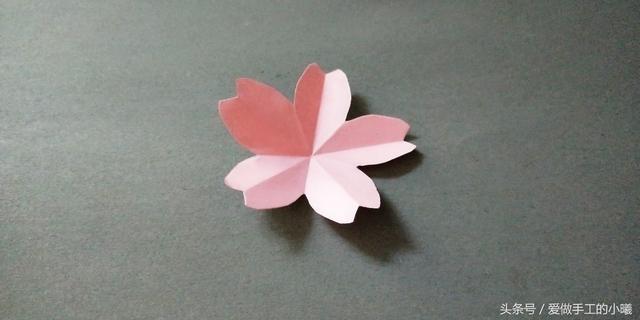 如何用彩纸折出一朵漂亮的荷花荷花的彩纸折法，简单折纸荷花的详细教程（漂亮花朵折纸合集）