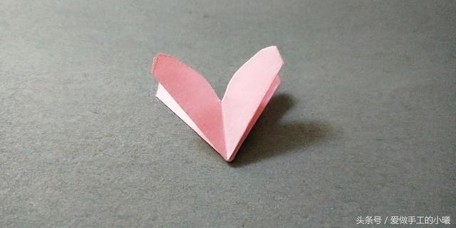如何用彩纸折出一朵漂亮的荷花荷花的彩纸折法，简单折纸荷花的详细教程（漂亮花朵折纸合集）
