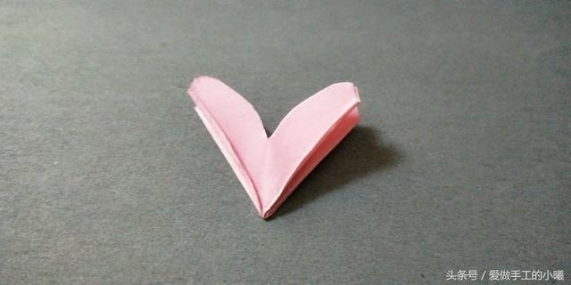 如何用彩纸折出一朵漂亮的荷花荷花的彩纸折法，简单折纸荷花的详细教程（漂亮花朵折纸合集）