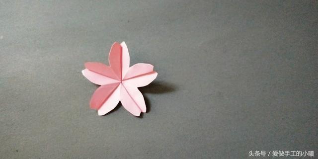 如何用彩纸折出一朵漂亮的荷花荷花的彩纸折法，简单折纸荷花的详细教程（漂亮花朵折纸合集）