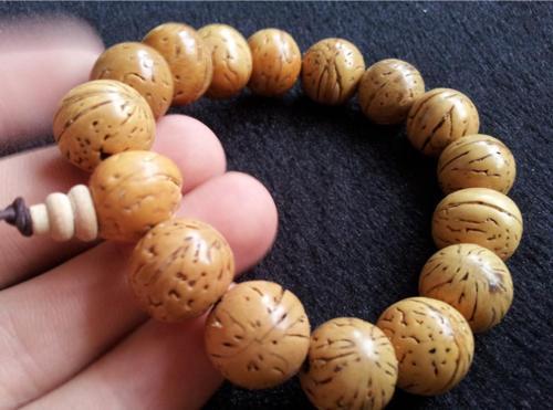 菩提子手串有什么寓意与功效，菩提子手链寓意是什么（文玩手串的寓意和功效）