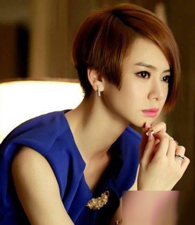 梳偏分的包脸沙宣短发发型之后,贴着耳朵梳的短发发型立体感还是蛮好