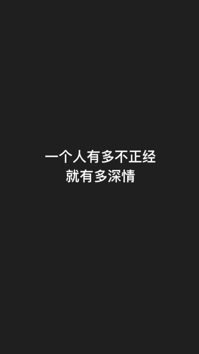 黑底白字背景，黑底白字背景图简约（黑底白字壁纸：怀旧的人）