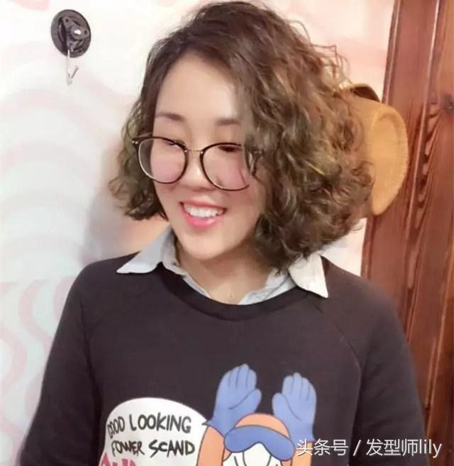 螺丝卷发型图片，40岁女人洋气卷发型（小到“螺丝卷”妹子们都要尝试一款带卷的发型）