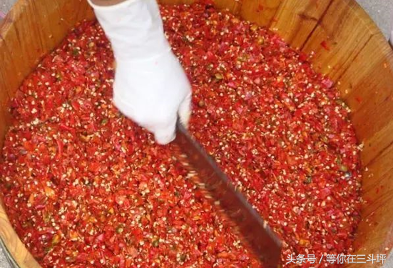 湖北美食榨广椒怎么做，湖北榨广椒蒸肉的做法（最美三斗坪之特色榨广椒）