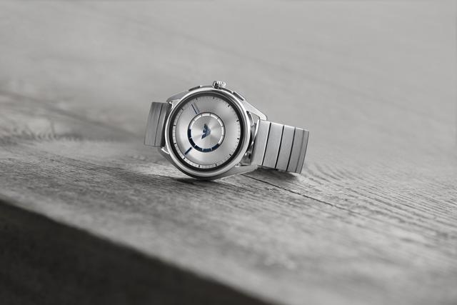 armani手表官网，阿玛尼衣服官网旗舰店（为自己的智能腕表更新了设计）