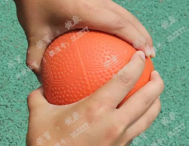 实心球的投掷技巧运动,实心球投掷方法及技巧(双手前抛实心球动作要领